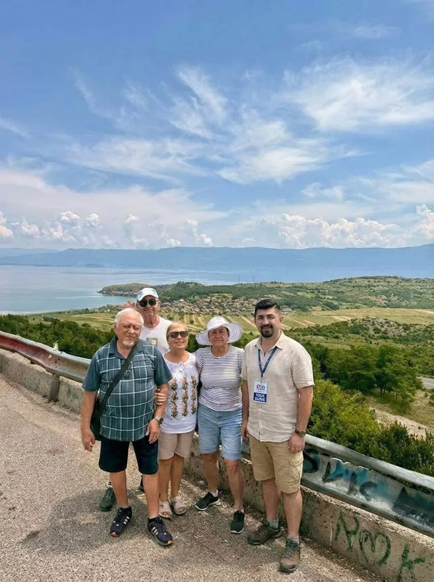 Команда и гости Red Lotus Tour у озера в Албании